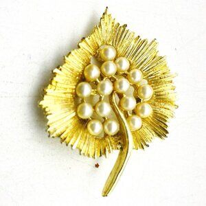 Vintage Pearl Cluster Leaf Pin Gold Tone Nature Garden Trees Flowers Flora